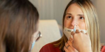 Spray nasal criado para AVC consegue levar remédios ao cérebro sem cirurgia