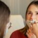 Spray nasal criado para AVC consegue levar remédios ao cérebro sem cirurgia