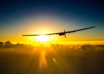 Avião com objetivo de dar volta ao mundo usando energia solar cai no mar