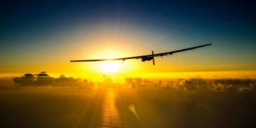 Avião com objetivo de dar volta ao mundo usando energia solar cai no mar