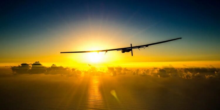 Avião com objetivo de dar volta ao mundo usando energia solar cai no mar