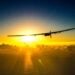 Avião com objetivo de dar volta ao mundo usando energia solar cai no mar