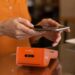 Itaú libera função inédita em maquininhas e clientes já podem cobrar por voz