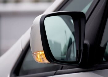 Nova lei dos retrovisores começa a valer e motoristas podem ser multados sem saber