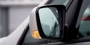 Nova lei dos retrovisores começa a valer e motoristas podem ser multados sem saber