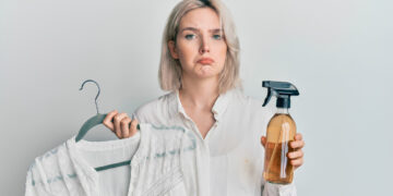 Vinagre na roupa realmente funciona? Especialistas revelam se vale a pena ou não