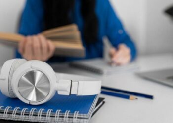 Ouvir música para estudar funciona? Pesquisa traz resposta inesperada