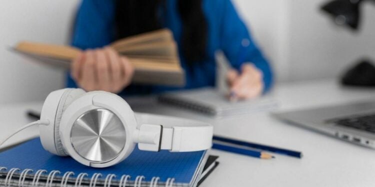 Ouvir música para estudar funciona? Pesquisa traz resposta inesperada