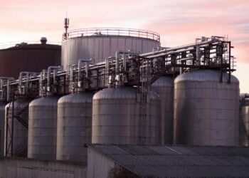 Autoridades alertam para risco após rompimento de tanque químico