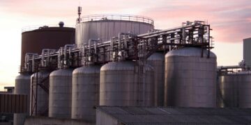 Autoridades alertam para risco após rompimento de tanque químico