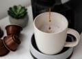 Cafeteiras de cápsula liberam microplásticos diretamente na bebida, aponta pesquisa