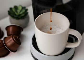 Cafeteiras de cápsula liberam microplásticos diretamente na bebida, aponta pesquisa