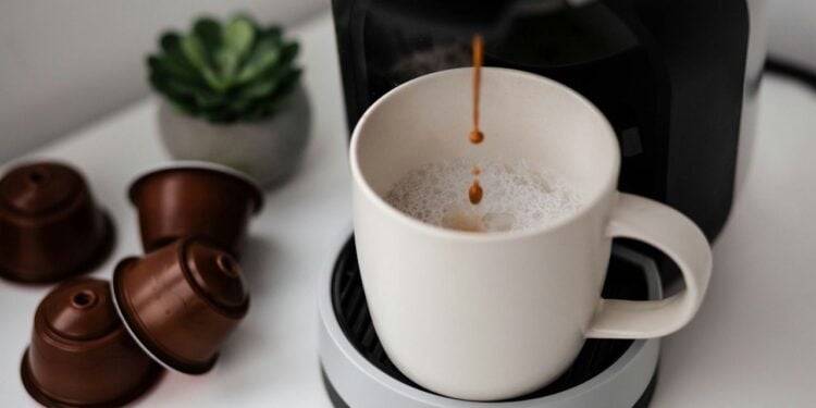 Cafeteiras de cápsula liberam microplásticos diretamente na bebida, aponta pesquisa