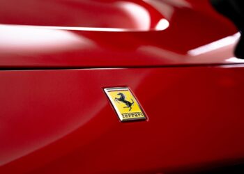 Primeiro carro elétrico da Ferrari provoca revolta entre fãs da marca