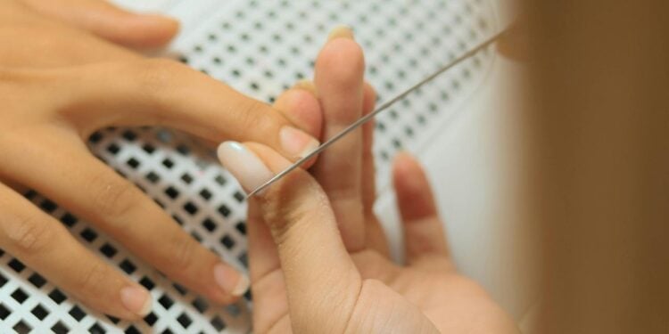 Novo estilo de unhas conquista salões por deixar mãos mais sofisticadas