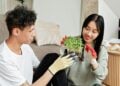 Ciência revela se conversar com plantas realmente ajuda no crescimento