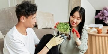 Ciência revela se conversar com plantas realmente ajuda no crescimento