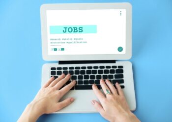 Mercado de trabalho dá sinal de desaceleração após recuo nas vagas online