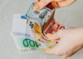 Conta internacional passa a oferecer saldo em euro para brasileiros viajantes