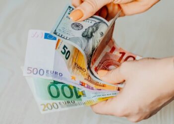 Conta internacional passa a oferecer saldo em euro para brasileiros viajantes