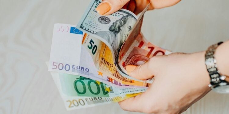 Conta internacional passa a oferecer saldo em euro para brasileiros viajantes