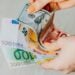 Conta internacional passa a oferecer saldo em euro para brasileiros viajantes