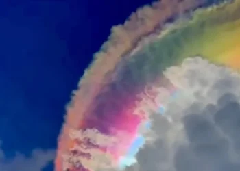 Nuvem arco-íris em Bogor, na Indonésia - Foto: Reprodução/X