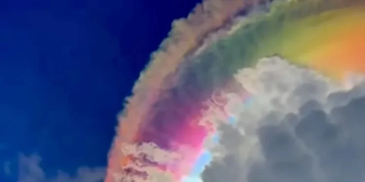 Nuvem arco-íris em Bogor, na Indonésia - Foto: Reprodução/X