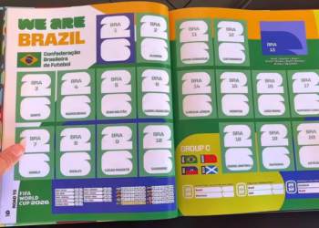 Páginas da seleção brasileira no álbum oficial da Copa do Mundo 2026 — Foto: Reprodução/Canal Viciomania Figurinhas