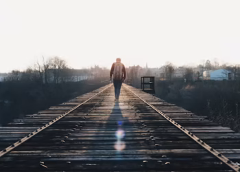 Caminhando - Reprodução/Unsplash/Dan Gribbin