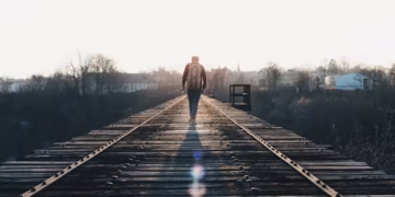 Caminhando - Reprodução/Unsplash/Dan Gribbin