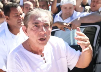 O líder religioso João de Deus sendo encaminhado para a prisão em Goiás (16.dez.2018) - Foto: Marcelo Camargo/Agência Brasil