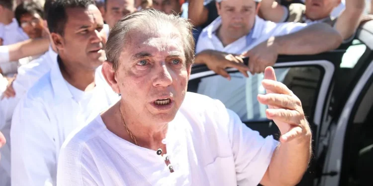 O líder religioso João de Deus sendo encaminhado para a prisão em Goiás (16.dez.2018) - Foto: Marcelo Camargo/Agência Brasil