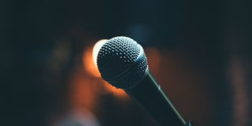 Microfone - Reprodução/Unsplash/Bogomil Mihaylov