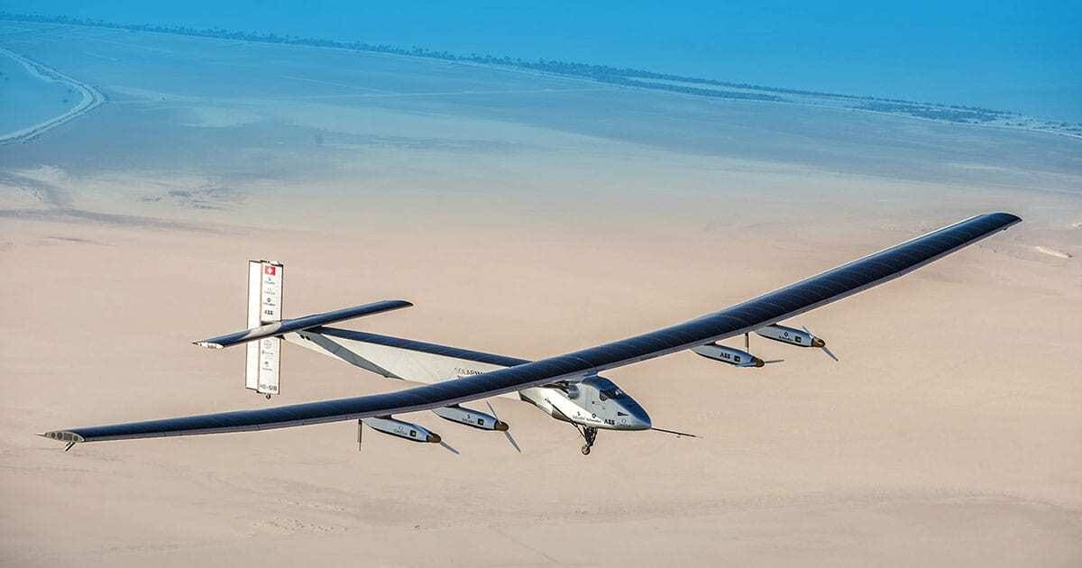 Avião com objetivo de dar volta ao mundo usando energia solar cai no mar