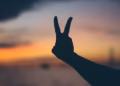 Paz e Amor - Reprodução/Unsplash/nathanfertig