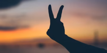 Paz e Amor - Reprodução/Unsplash/nathanfertig