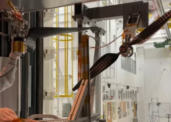 Engenheiro Jaakko Karras inspeciona pá de rotor de helicóptero de última geração para Marte antes de testá-la em velocidades supersônicas
Imagem: Divulgação/Nasa/JPL-Caltech