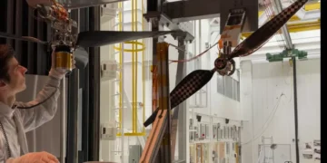 Engenheiro Jaakko Karras inspeciona pá de rotor de helicóptero de última geração para Marte antes de testá-la em velocidades supersônicas
Imagem: Divulgação/Nasa/JPL-Caltech