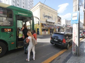 passageiros embarcam em coletivo fora do ponto que esta ocupado por veiculos