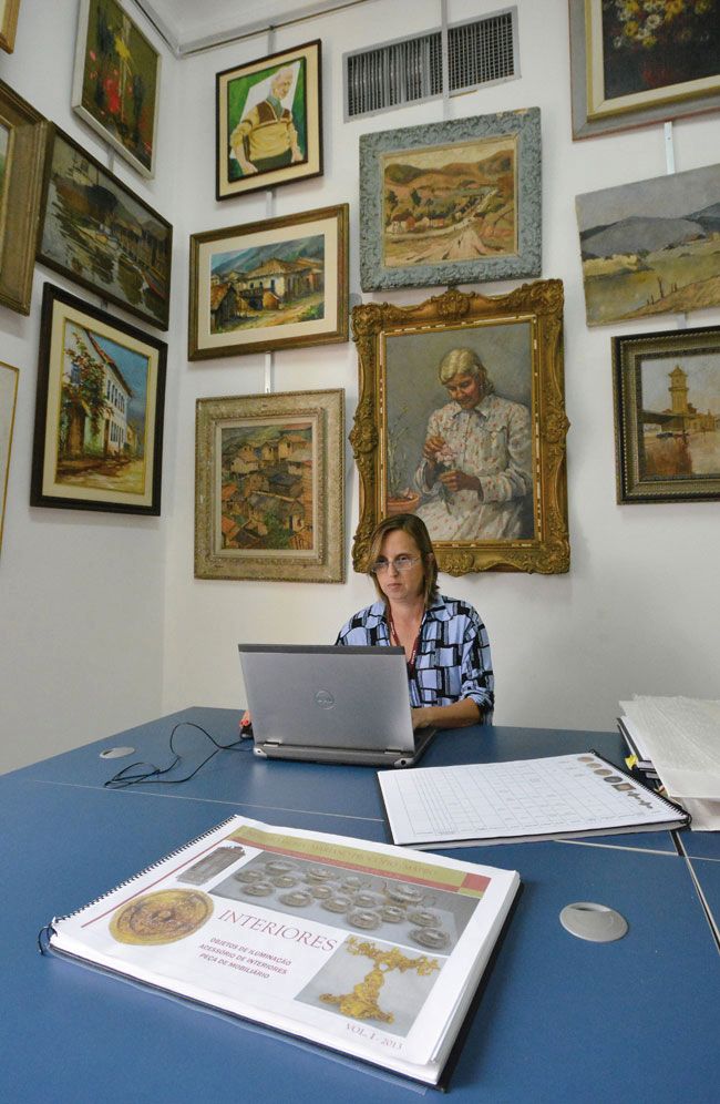 a museologa rosali henriques coordena trabalho de informatizacao e digitalizacao do acervo do museu