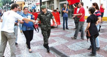 ativistas panfletaram contra a ditadura ontem no calcadao fernando priamo01 04 15