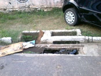 Bueiros com tampas quebradas 3 na rua howyan no centro boca de lobo esta completamente aberta lucia de castro