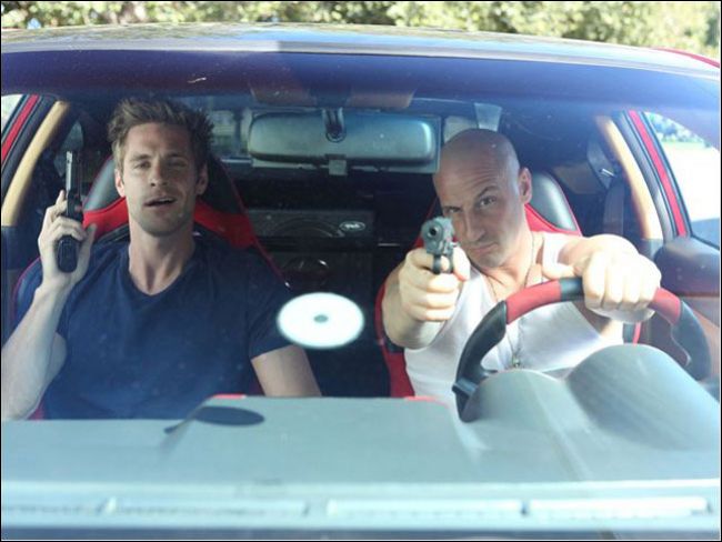 em super velozes mega furiosos alex ashbaugh e dale pavinski tentam dar graca ao pastiche da serie de carros velozes e crimes inacreditaveis divulgacao