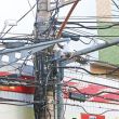 cabos ja estao entrelacados ate mesmo em haste de camera instalada na rua sao mateus fotos leonardo costa