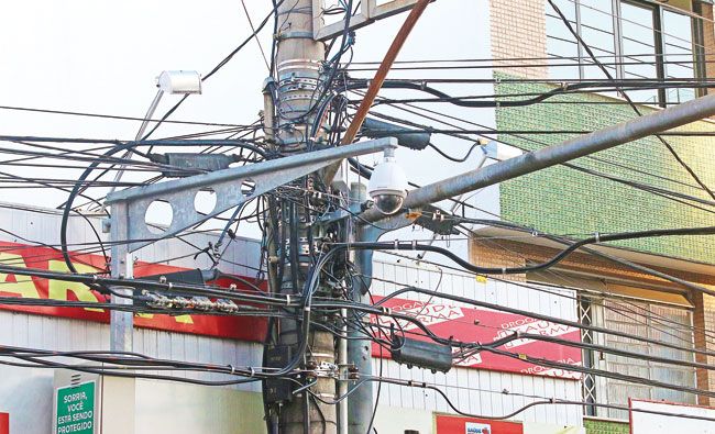 cabos ja estao entrelacados ate mesmo em haste de camera instalada na rua sao mateus fotos leonardo costa