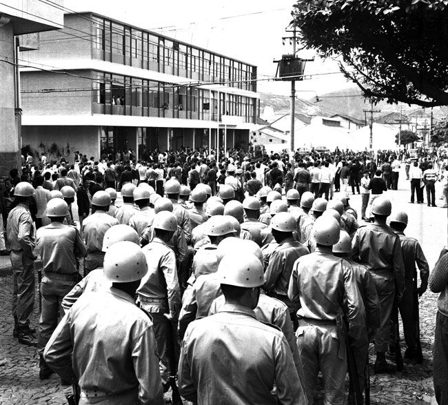 policiais em ato de repressao em frente a antiga reitoria da ufjf na rua benjamin constant a data da foto nao foi identificada