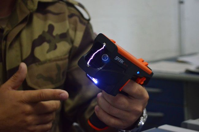 taser como equipamento e conhecido funciona lancando dardos de eletrodos por onde e transmitida corrente eletrica de ate 50 mil volts olavo prazeres29 07 15