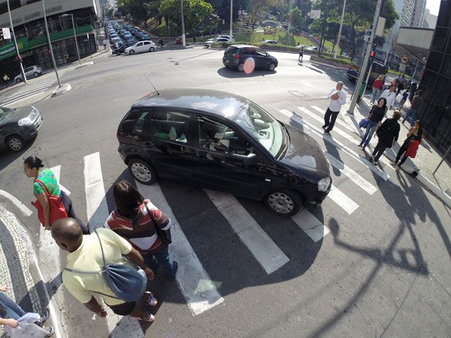 na rio branco com espirito santo pedestres aguardam para atravessar na rua e nao na calcada