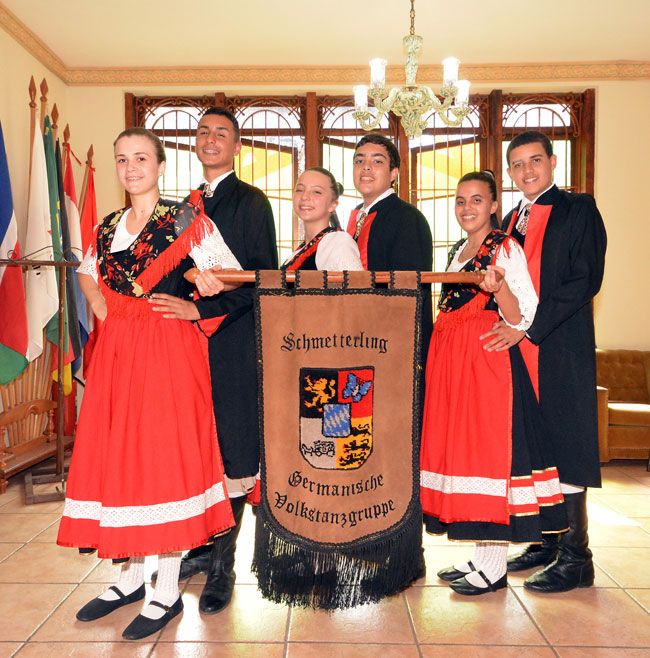 casais do grupo schmetterling apresentam dancas folcloricas durante a festa que vai ate o dia 13
